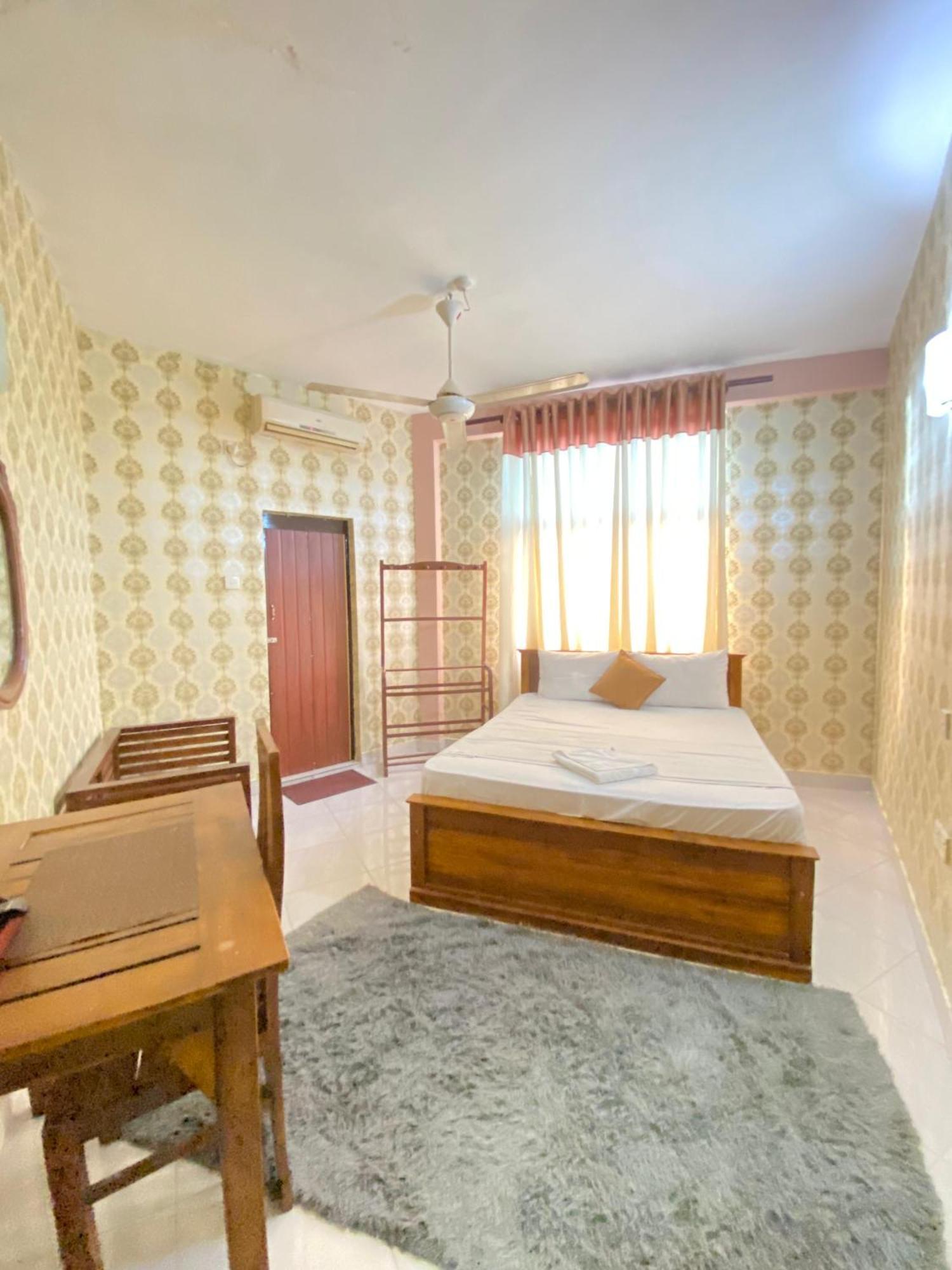 Airport Hotel *